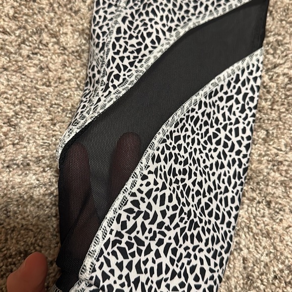 Like new lululemon workout pants - Picture 2 of 5